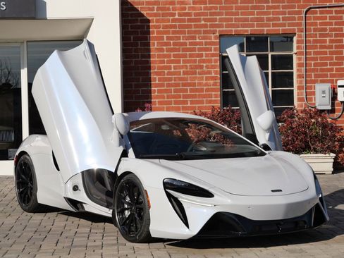 Used 2024 McLaren Artura RWD image 15