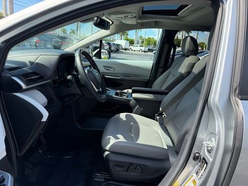 Used 2025 Toyota Sienna XLE FWD image 9