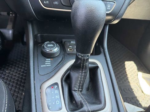 Used 2016 Jeep Cherokee Latitude w/ Cold Weather Group AWD/4WD image 22