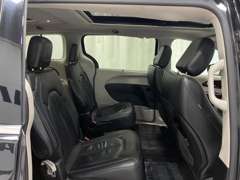 Used 2019 Chrysler Pacifica Limited FWD image 30