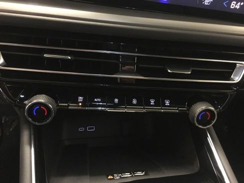 Used 2025 Chevrolet Traverse LT image 24