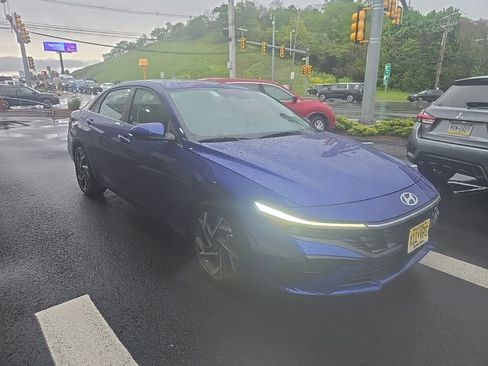 Used 2025 Hyundai Elantra SEL FWD image 4
