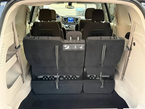 Used 2017 Chrysler Pacifica Touring FWD image 7