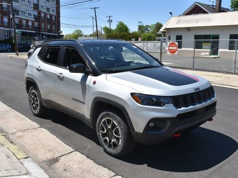 Used 2025 Jeep Compass Trailhawk w/ Trailer Tow Group AWD/4WD image 4