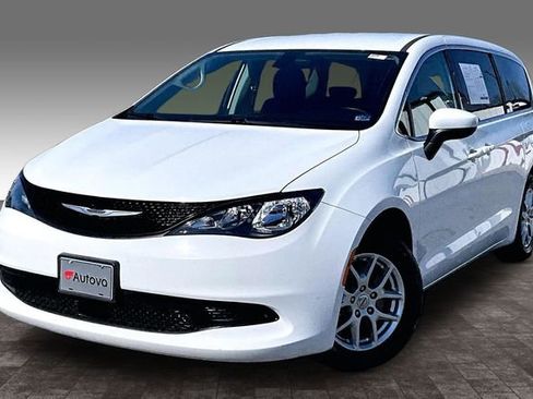 Used 2022 Chrysler Voyager LX image 3