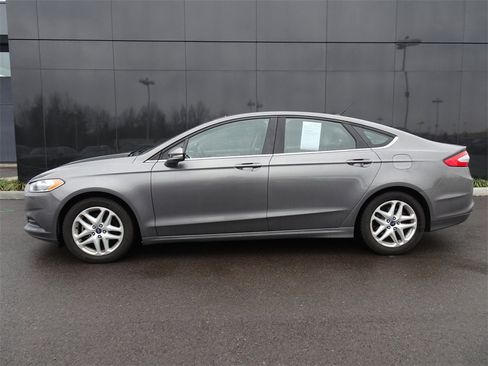 Used 2014 Ford Fusion SE image 2
