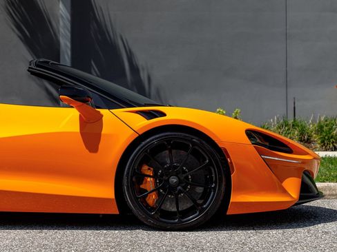 Used 2025 McLaren Artura Spider RWD image 11