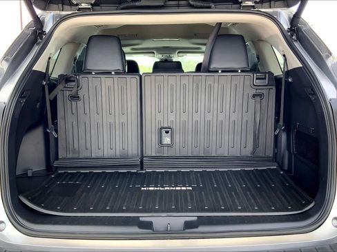 Certified 2025 Toyota Highlander XLE image 33