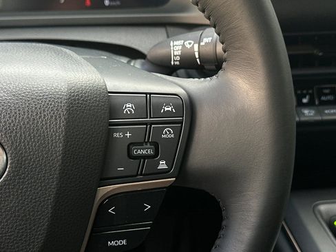 Used 2023 Toyota Crown XLE image 30