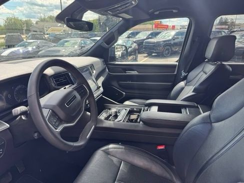 Used 2024 Jeep Wagoneer Series II w/ Flexible Seating Group AWD/4WD image 8