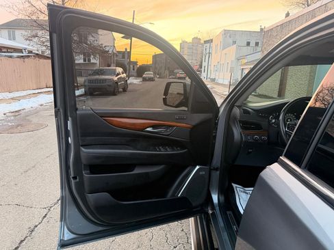 Used 2018 Cadillac Escalade Premium Luxury image 18