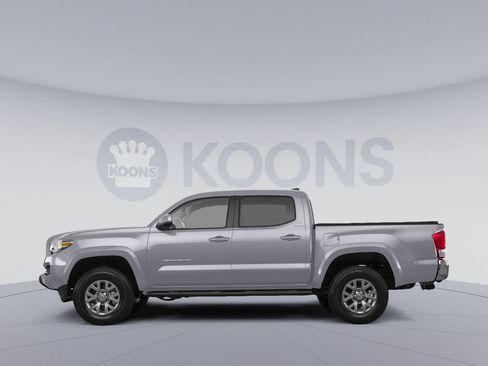 Used 2017 Toyota Tacoma SR5 w/ Tow Package AWD/4WD image 2