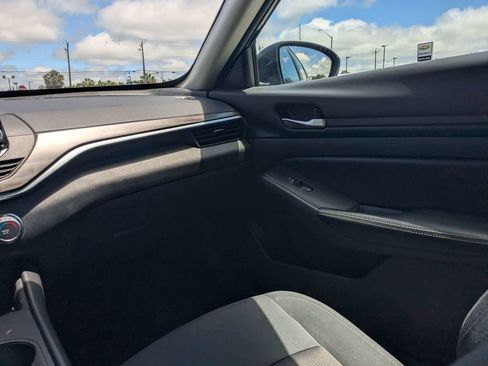 Used 2025 Nissan Altima 2.5 SV FWD image 15