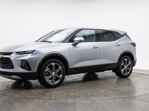 Used 2025 Chevrolet Blazer LT FWD image 3