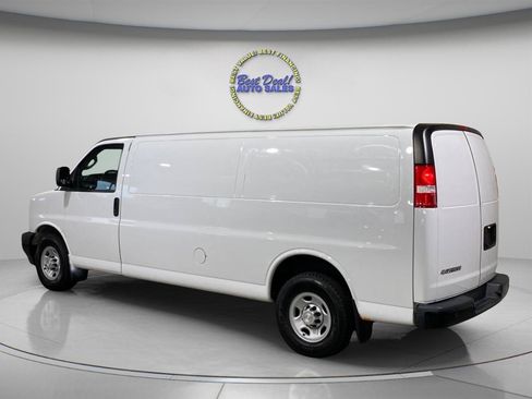 Used 2017 Chevrolet Express 3500 Extended RWD image 3