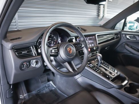 Certified 2026 Porsche Macan AWD/4WD image 4