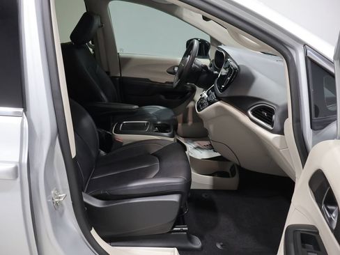 Used 2024 Chrysler Pacifica Touring-L FWD image 24