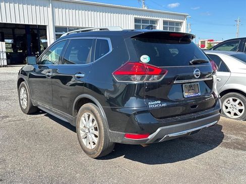 Used 2017 Nissan Rogue SV w/ Sun & Sound Touring Package FWD image 12