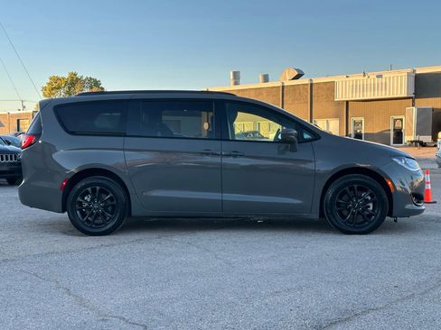 Used 2020 Chrysler Pacifica Touring-L w/ Advanced Safetytec Group image 8