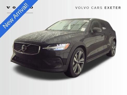 Used 2025 Volvo V60 B5 Cross Country Plus image 1