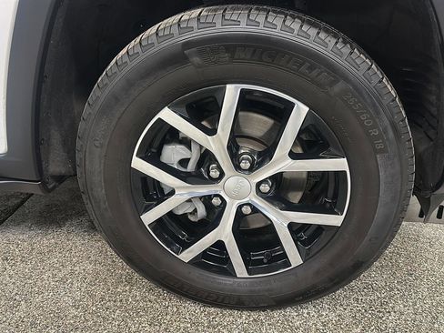 Used 2023 Jeep Grand Cherokee Limited image 11