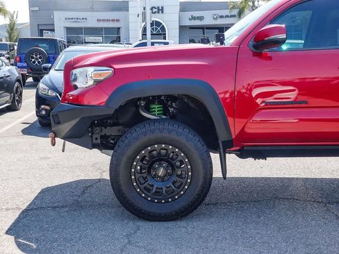 Used 2019 Toyota Tacoma TRD Off-Road w/ Technology Package AWD/4WD image 9