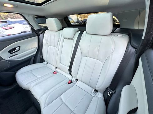 Used 2019 Land Rover Range Rover Evoque SE Premium image 31