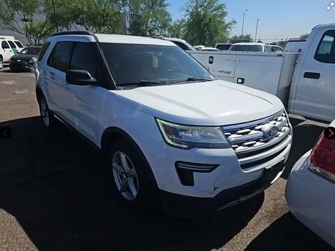 Used 2018 Ford Explorer XLT FWD image 4