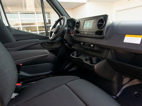 Used 2024 Mercedes-Benz Sprinter 2500 image 30