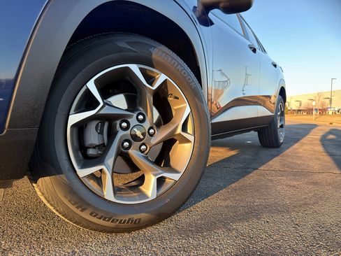 Used 2024 Chevrolet Trax LT w/ Sunroof Package image 9