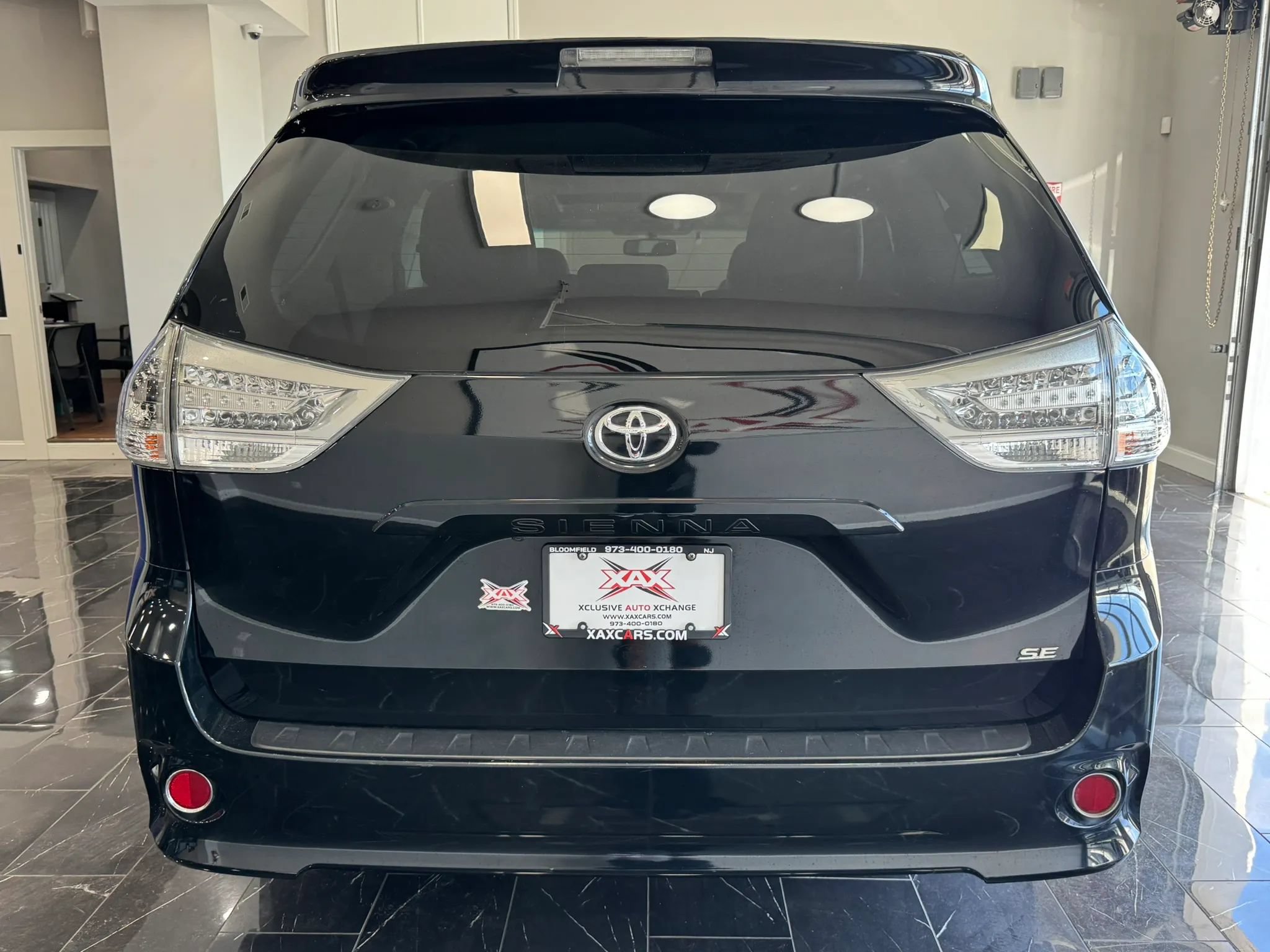 Used 2017 Toyota Sienna SE Premium FWD image 5