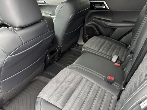 New 2025 Mitsubishi Outlander SE image 11