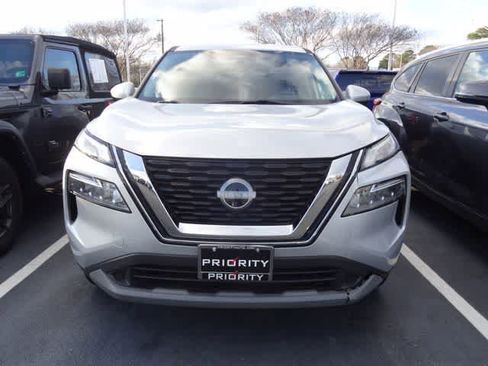 Used 2023 Nissan Rogue SV image 2