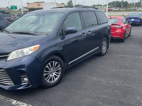 Used 2019 Toyota Sienna XLE w/ XLE Navigation Package FWD image 2