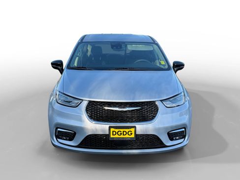 Used 2024 Chrysler Pacifica Touring-L image 8