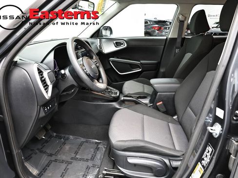 Used 2025 Kia Soul LX w/ LX Technology Package FWD image 14