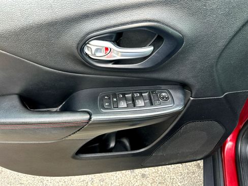 Used 2016 Jeep Cherokee Trailhawk w/ Cold Weather Group image 17