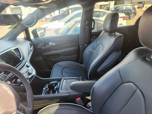Used 2027 Chrysler Pacifica Limited FWD image 11