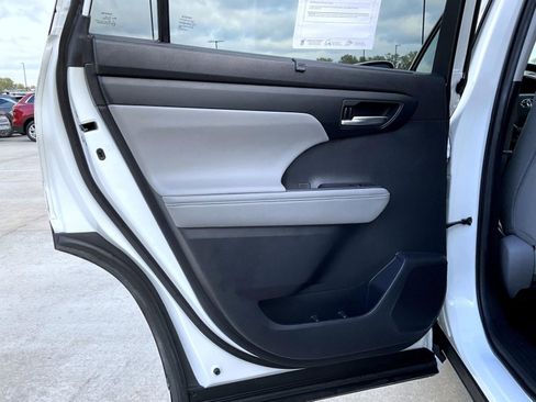 Used 2020 Toyota Highlander XLE w/ Protection Package #3 image 11