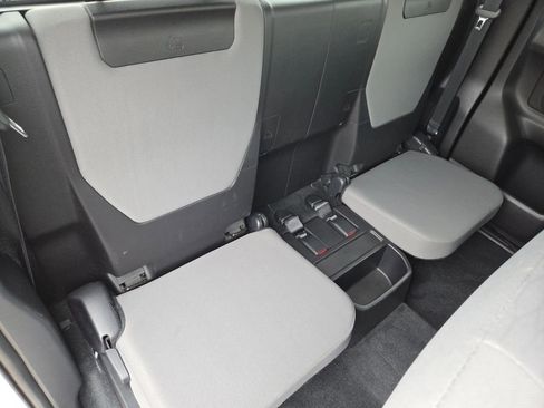 Used 2018 Toyota Tacoma SR5 AWD/4WD image 32