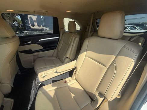 Used 2018 Toyota Highlander XLE FWD image 16