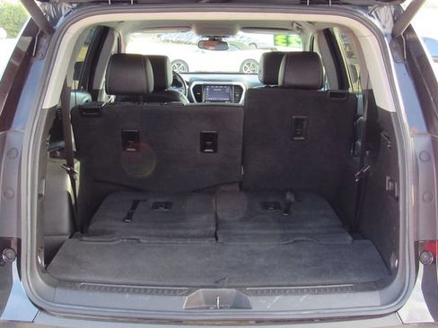 Used 2023 GMC Acadia SLT FWD image 6