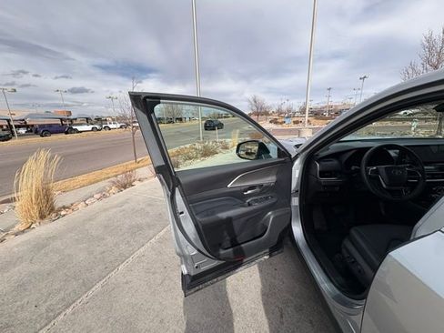 Used 2025 Toyota Grand Highlander AWD image 12