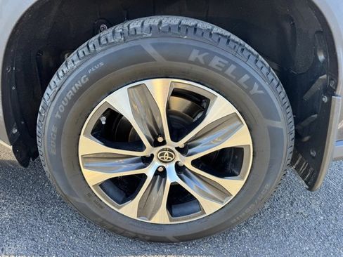 Used 2023 Toyota Highlander XLE image 11