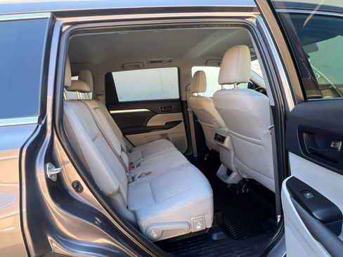 Used 2019 Toyota Highlander LE AWD/4WD image 29