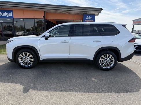 Used 2025 Toyota Grand Highlander AWD image 2