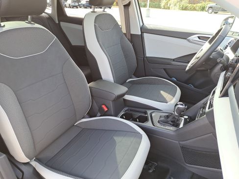 New 2026 Volkswagen Taos SE FWD image 10