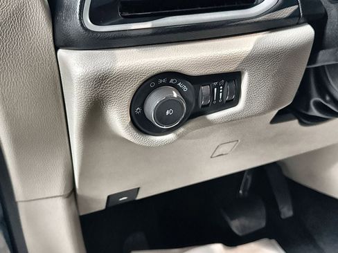 Used 2023 Chrysler Pacifica Touring-L FWD image 16