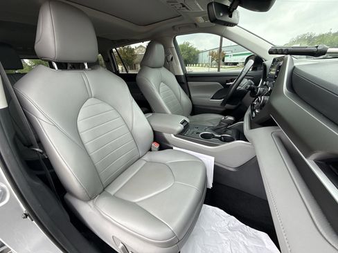 Used 2021 Toyota Highlander XLE FWD image 27
