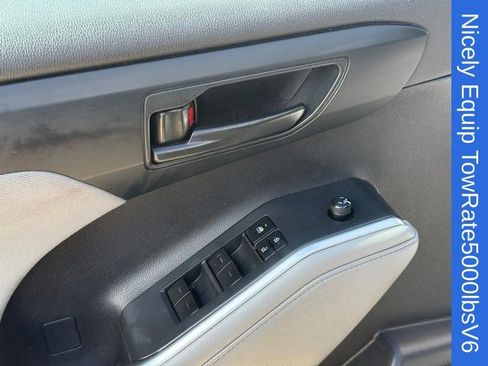Used 2022 Toyota Highlander LE AWD/4WD image 19